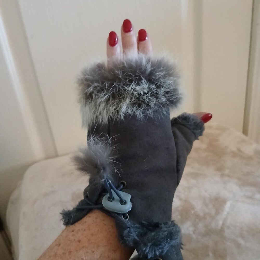 NWT Haley Beez Gray Fingerless Fur Trim Gloves Granola Fairy Grunge Boho Hippie